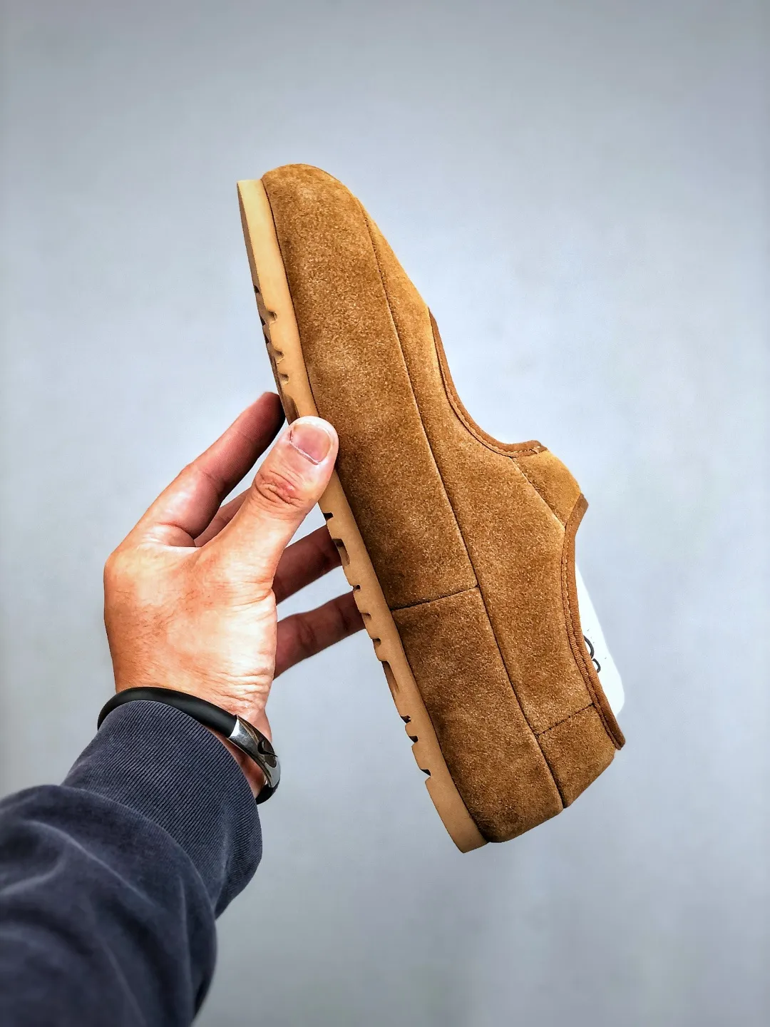 Local self-pickup 💰520 supports store release. The best-selling model on the entire network at the end of the year, UGG Mary Jane Mule slippers, 1.5CM thin sole, women's model, Xiaohongshu hot model, produced by a major foreign trade factory in Guangzhou, from toe to insole, real sheep fur, independent outer box packaging, craftsmanship, different from any version on the market, 1.5Ccm thin sole, independent original development of outsole, cashmere insole, keeping warm in winter, going out, and a very suitable choice for home use. This year uug launches a style series Partly catered to the preferences of young consumers, it has also moved to the forefront of fashion trends. Shoe body material: suede upper, 17mm UGGPURE™ implanted wool insole, lightweight non-slip and comfortable rubber outsole, with brand LOGO and trademark, with full packaging Size: 35-40